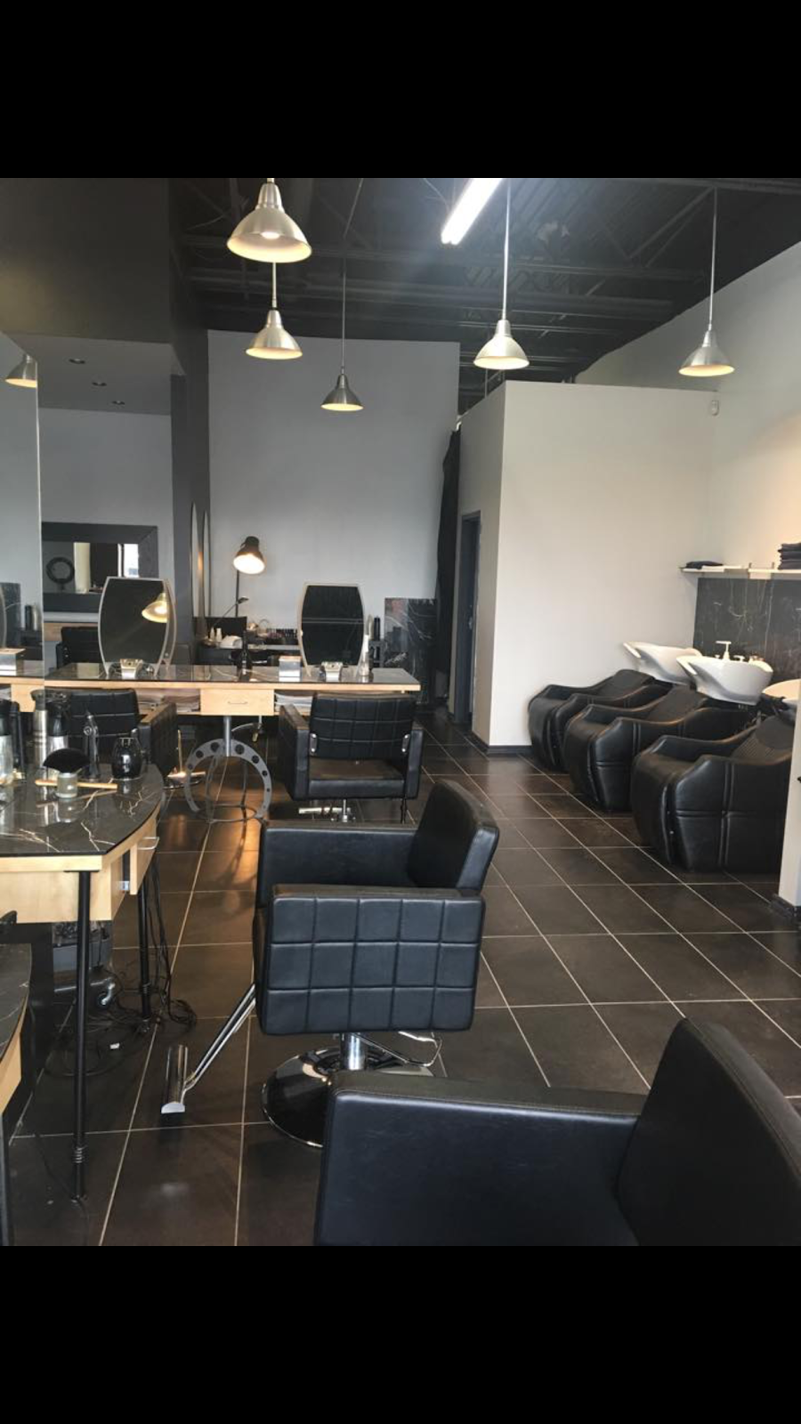 Metodo Ceniccola Coiffure Inc | 3707 Boulevard Saint-Charles, Kirkland, QC H9H 4M2, Canada | Phone: (514) 694-8821