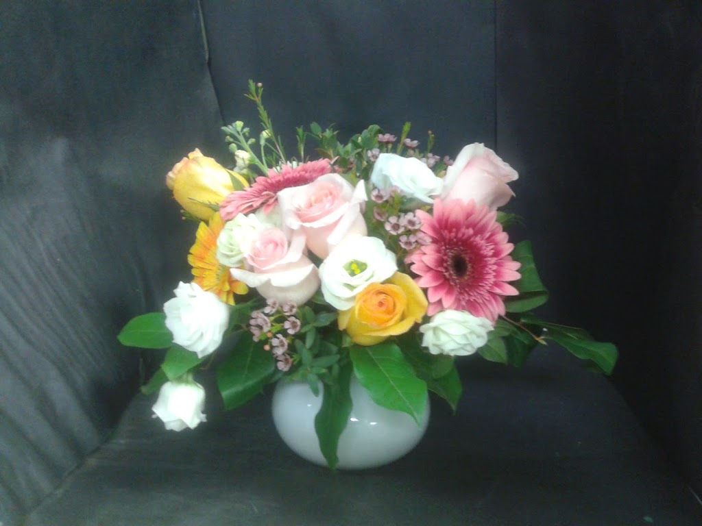 Tottenham Flowers & Gifts | 55 Queen St S, Tottenham, ON L0G 1W0, Canada | Phone: (905) 936-2885