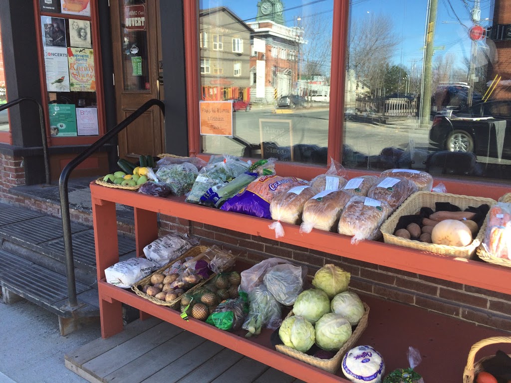 Le Marche Public Mante du Carre | 6 Rue Daniel Johnson, Danville, QC J0A 1A0, Canada | Phone: (819) 839-2843