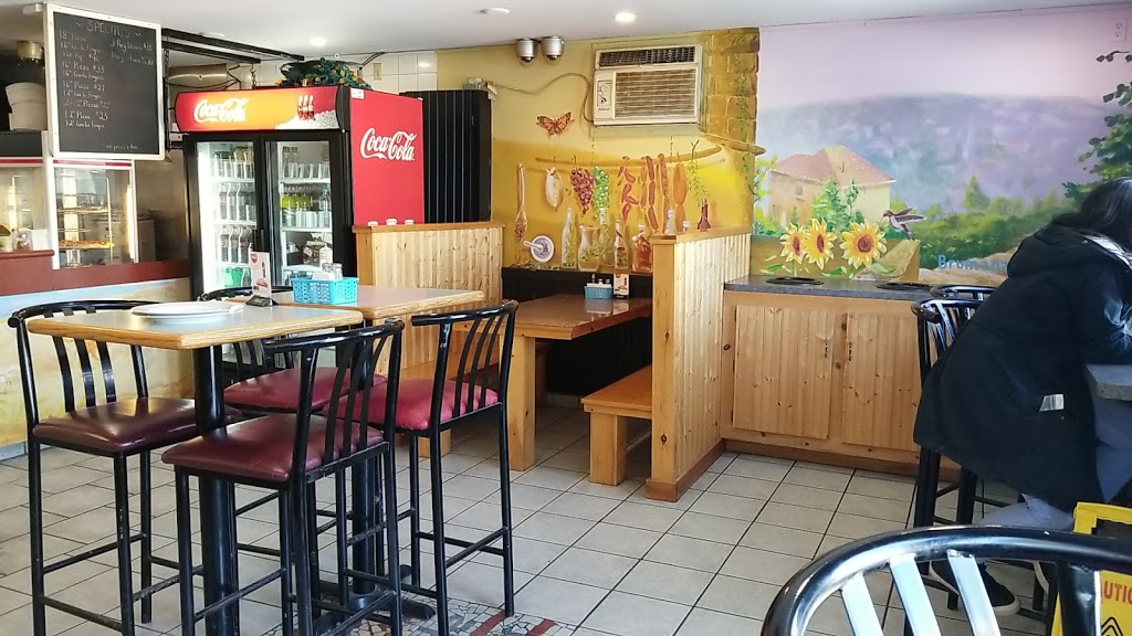 Recardos Pizza | 586 Main St, Mahone Bay, NS B0J 2E0, Canada | Phone: (902) 624-1253