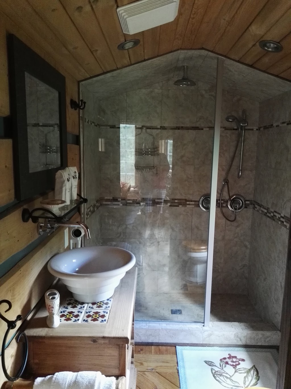 La Chaumière des Tourelles Gite & Chalets | 1128 Rang du Moulin, Saint-Alexis-des-Monts, QC J0K 1V0, Canada | Phone: (819) 265-2248