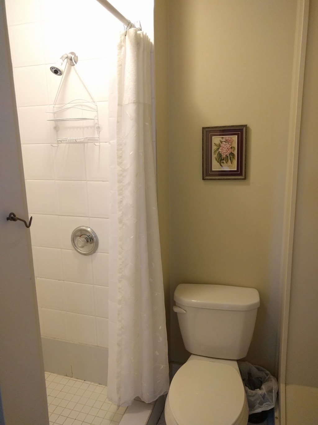 Bluenose Lodge | 10 Falkland St, Lunenburg, NS B0J 2C0, Canada | Phone: (902) 634-8851