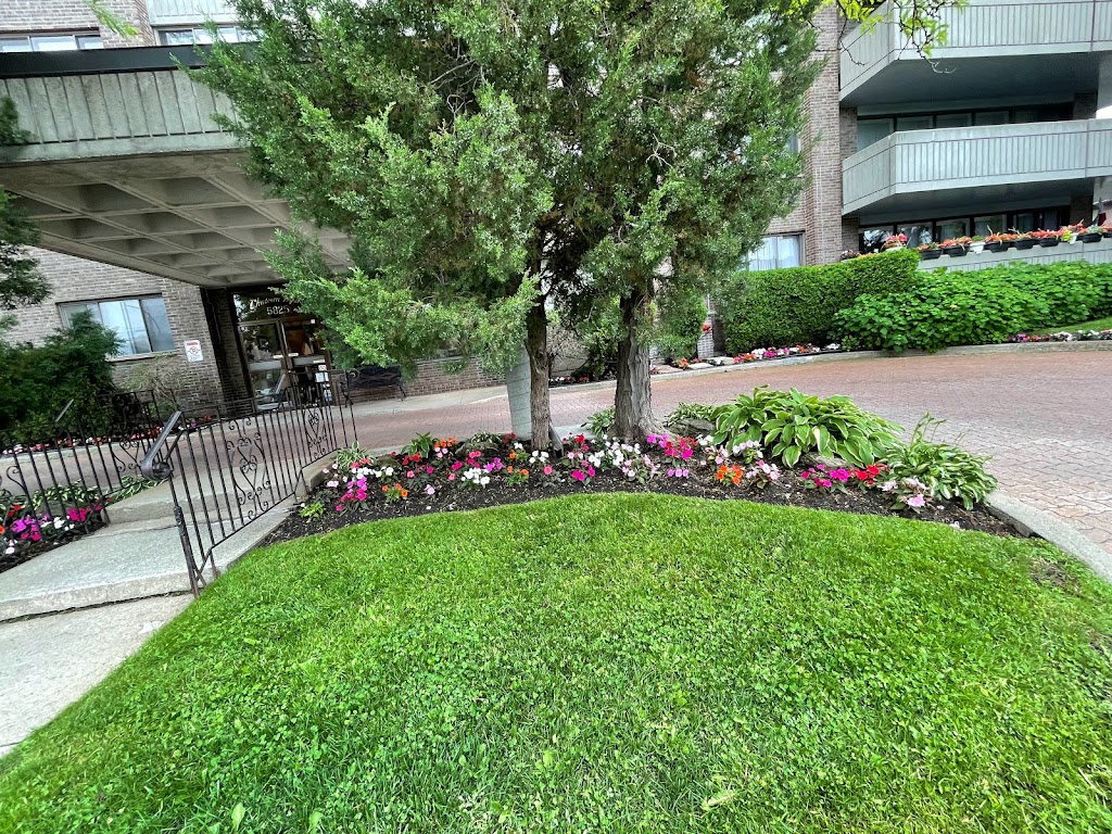 Condo Chateau Doral | 5825 Av. Shalom, Côte Saint-Luc, QC H4W 3A5, Canada | Phone: (514) 488-7990