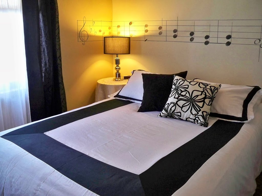 Rosebud ~ Queen Regent B & B | Beside Severn Creek School 312 SEVERN (not 7th Ave) Ave W, Rosebud, AB T0J 2T0, Canada | Phone: (403) 677-2451