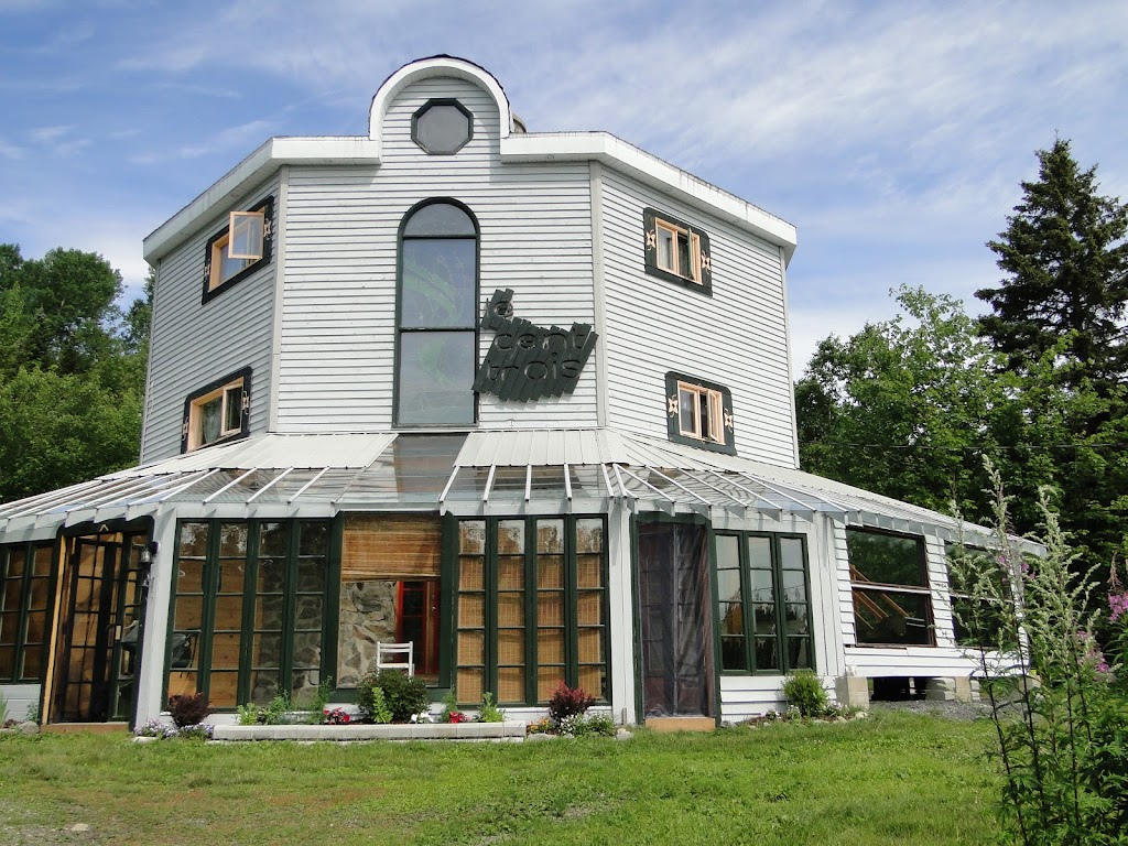 LUnique de Charlevoix | 103 Chemin St Paul, La Malbaie, QC G5A 2G7, Canada | Phone: (450) 663-1898
