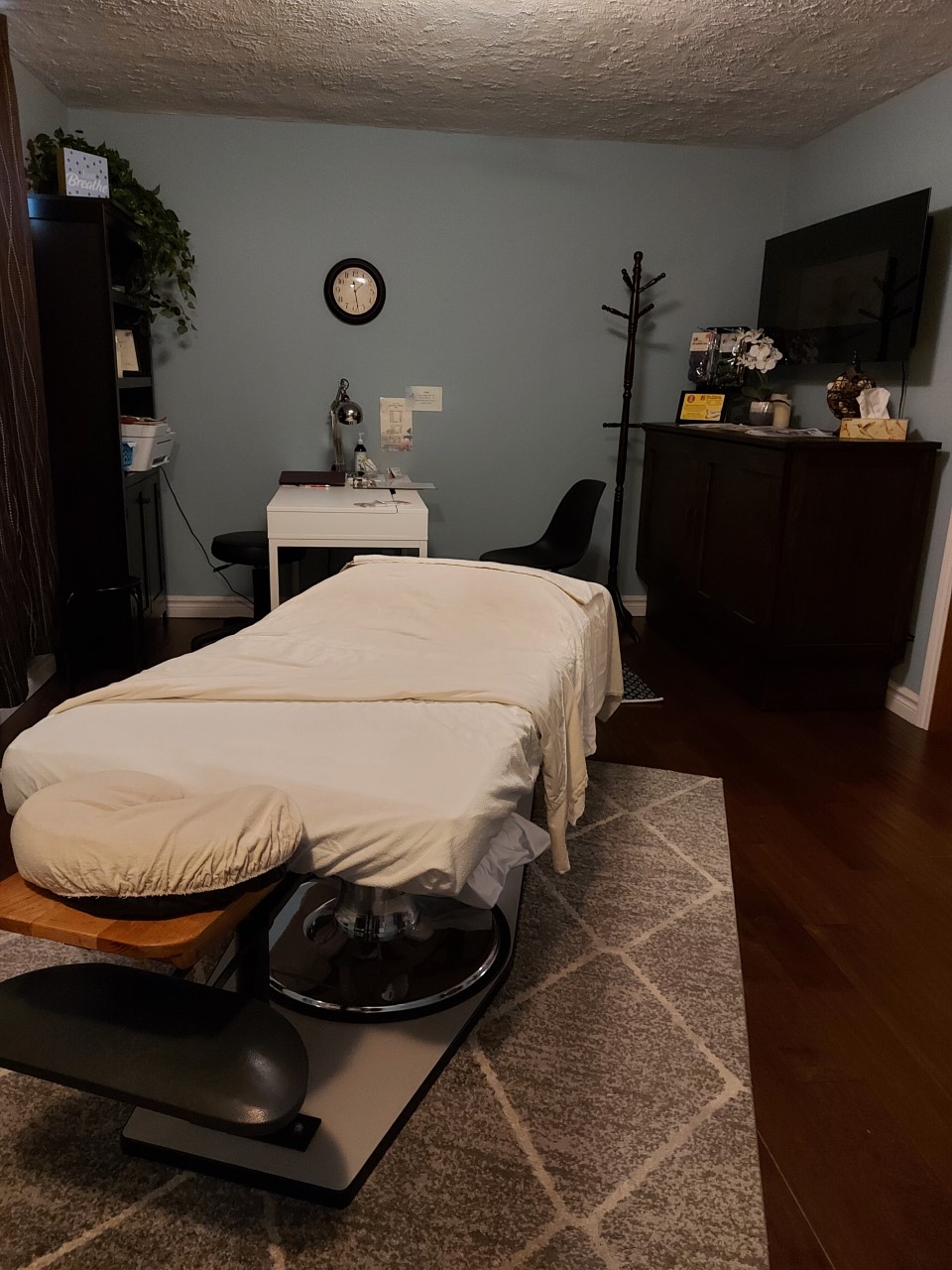 Chez Helene June Massage Therapy | 20 Abbotsford St, Cambridge, ON N1R 7S8, Canada | Phone: (519) 620-0487