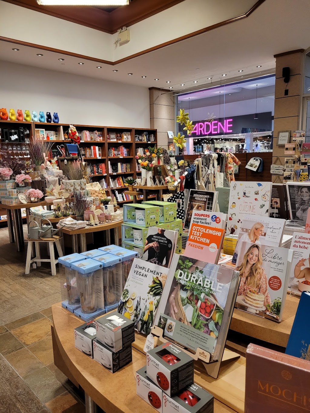 Librairie Raffin | 7275 R. Sherbrooke E, Montréal, QC H1N 1E9, Canada | Phone: (514) 354-1001