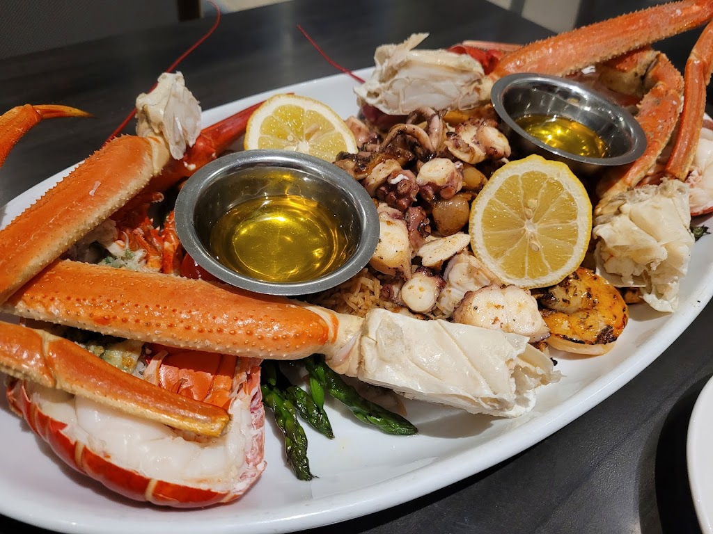Dianas Oyster Bar and Grill | 2105 Lawrence Ave E, Scarborough, ON M1R 2Z4, Canada | Phone: (416) 288-1588