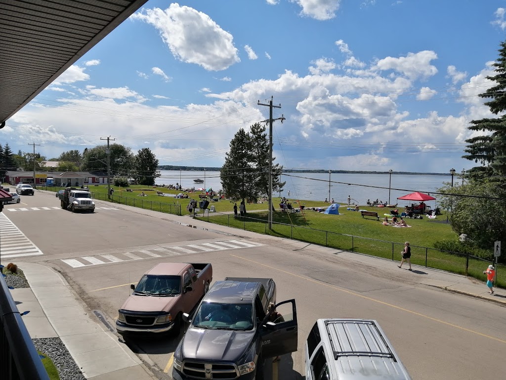 Alberta Beach Inn And Suites | 4939 50 Ave, Alberta Beach, AB T0E 0A0, Canada | Phone: (587) 763-0351
