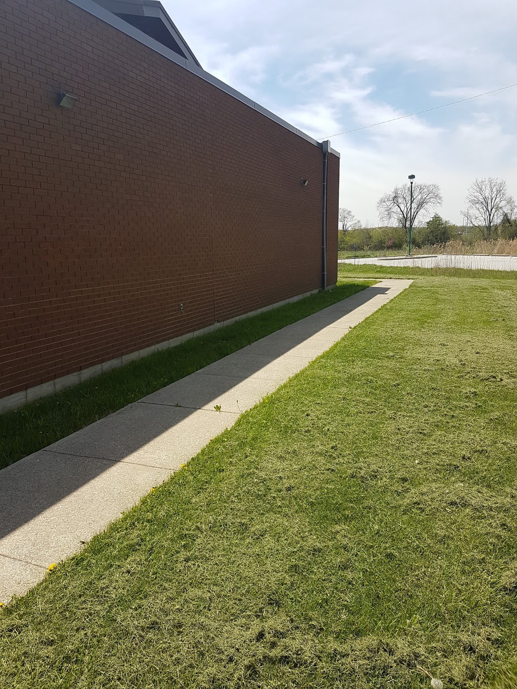 École élémentaire Louise-Charron | 2520 Cabana Rd W, Windsor, ON N9G 1E5, Canada | Phone: (226) 315-1878
