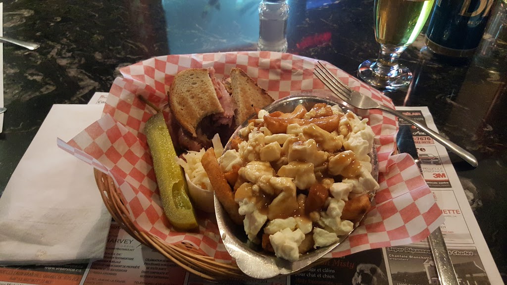 Pub Le Charlot | 15500 Boulevard de la Colline, Québec, QC G3G 2Z4, Canada | Phone: (418) 849-4949