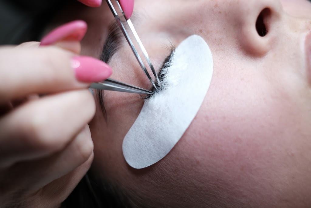Salon au Doigt & à lOeil | 488 Rue J.-A.-Nadeau, Granby, QC J2H 0E4, Canada | Phone: (450) 521-4560