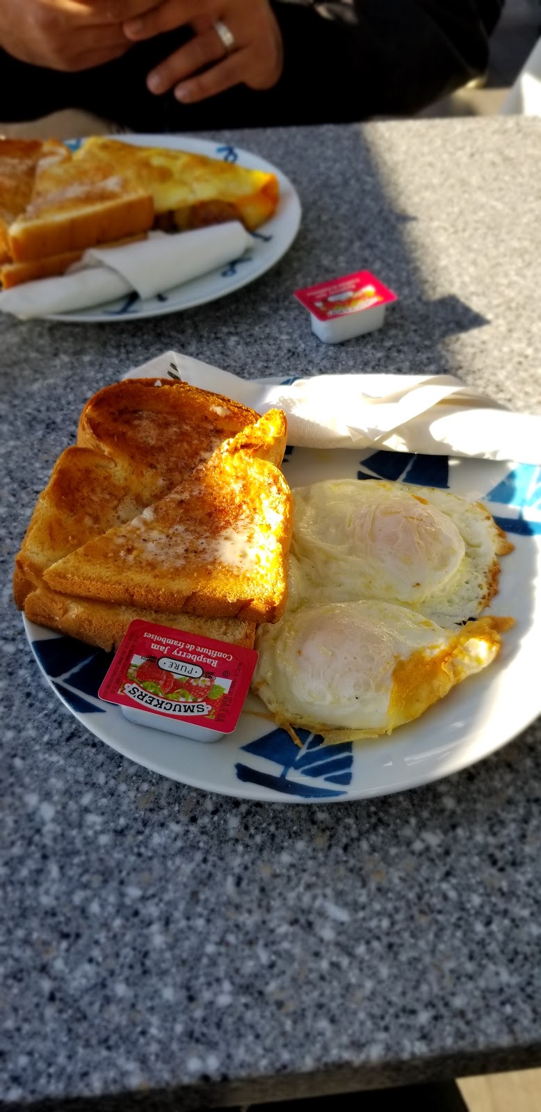 Watts East Beach Cafe | 15611 Marine Dr, White Rock, BC V4B 1E1, Canada | Phone: (604) 538-5640