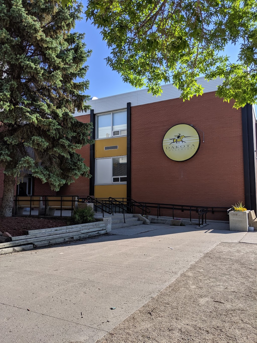 Dakota Collegiate | 661 Dakota St, Winnipeg, MB R2M 3K3, Canada | Phone: (204) 256-4366