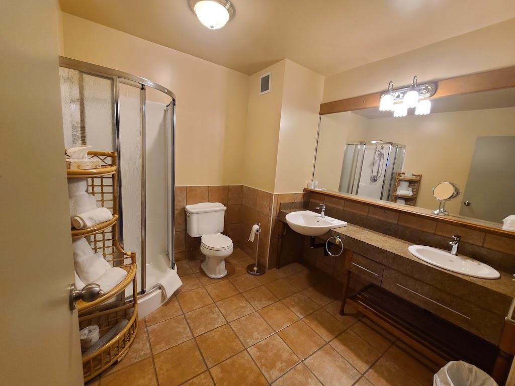 Hotel Auberge Des 21 | 621 Rue Mars, La Baie, QC G7B 4N1, Canada | Phone: (418) 697-2121