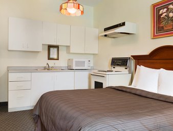 Days Inn by Wyndham Toronto East Beaches | 1684 Queen St E, Toronto, ON M4L 1G6, Canada | Phone: (647) 693-6842