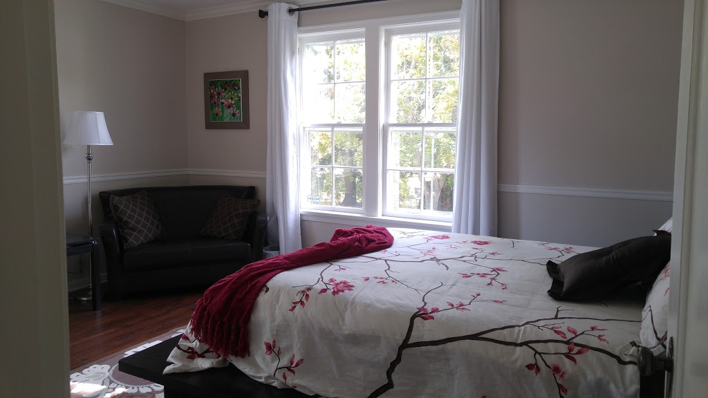 Abbott Lakehouse Bed and Breakfast | 1875 Abbott St, Kelowna, BC V1Y 1B6, Canada | Phone: (250) 470-9493