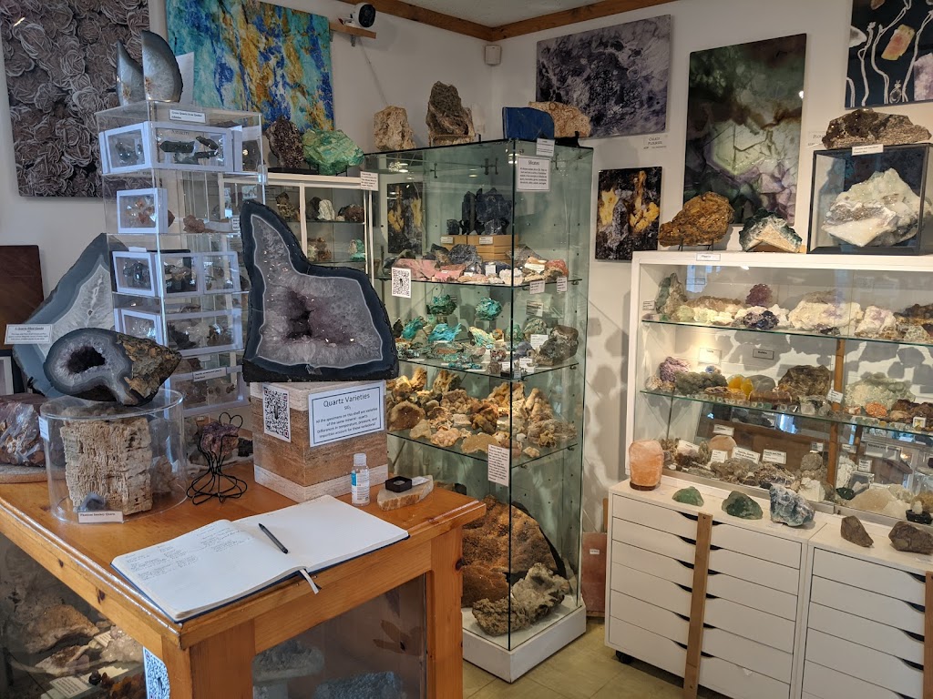 Crystal Cave Mineral Exhibit & Crystal Shoppe | 11077 Hwy 124, South River, ON P0A 1X0, Canada | Phone: (705) 386-7774