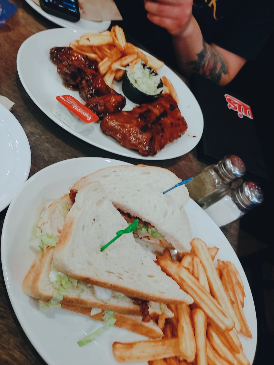 St. Louis Bar & Grill | 685 University Ave Building 1, Orillia, ON L3V 8K8, Canada | Phone: (705) 259-9464