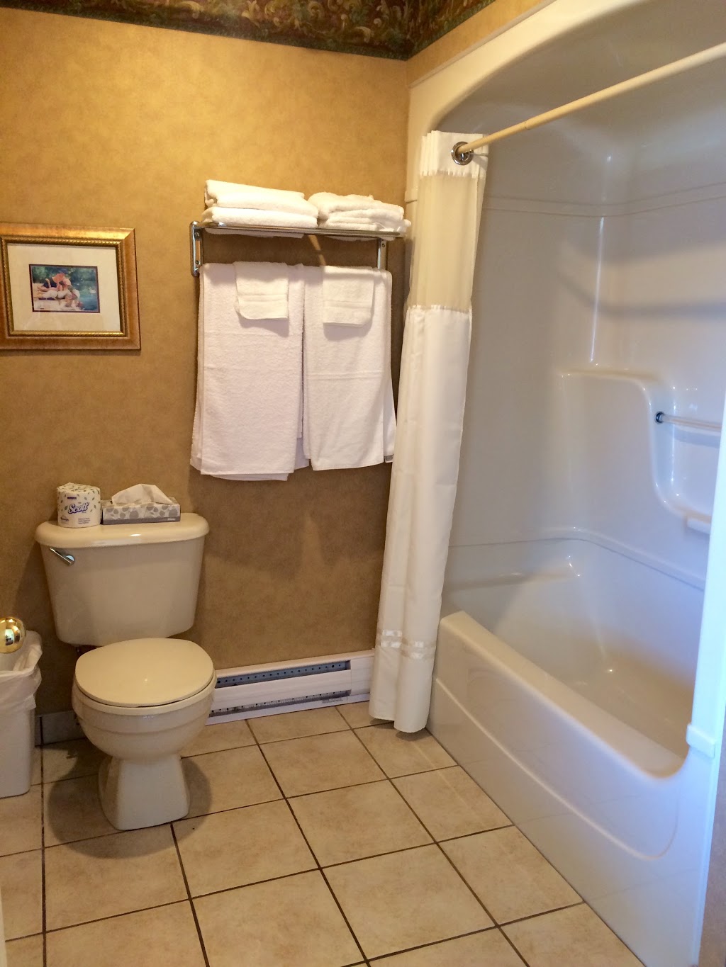 Erie Beach Hotel | 19 Walker St, Port Dover, ON N0A 1N0, Canada | Phone: (519) 583-1391