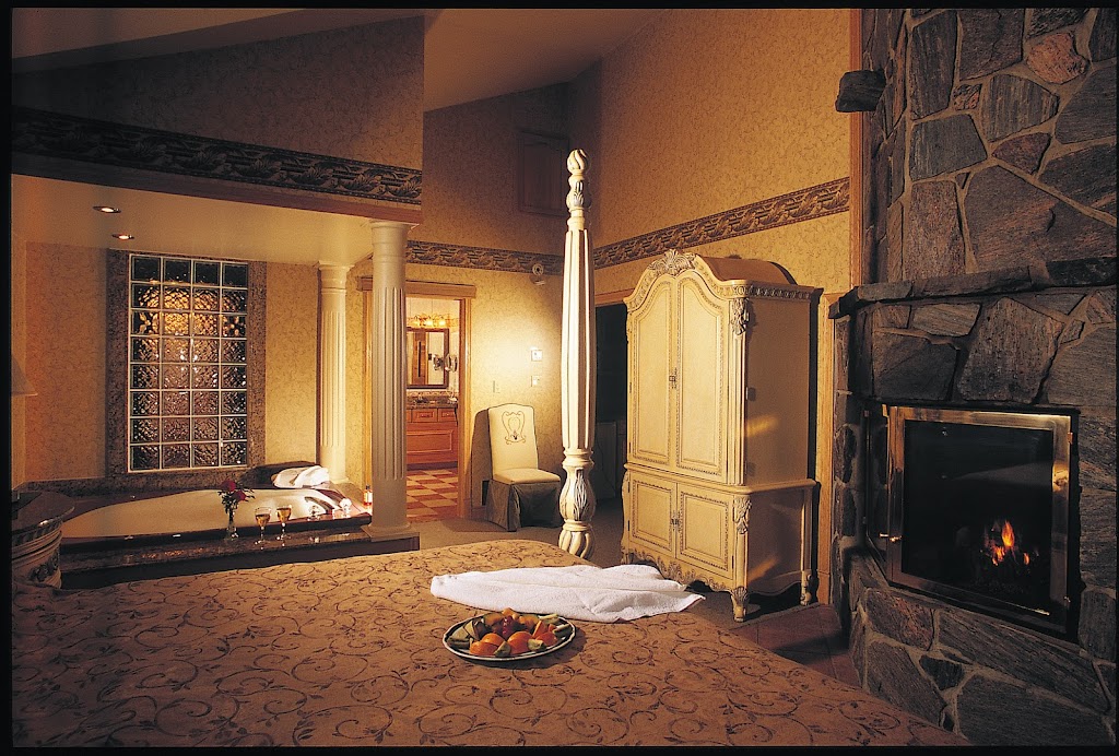 Couples Resort | 139 Galeairy Lake Rd, Whitney, ON K0J 2M0, Canada | Phone: (866) 202-1179