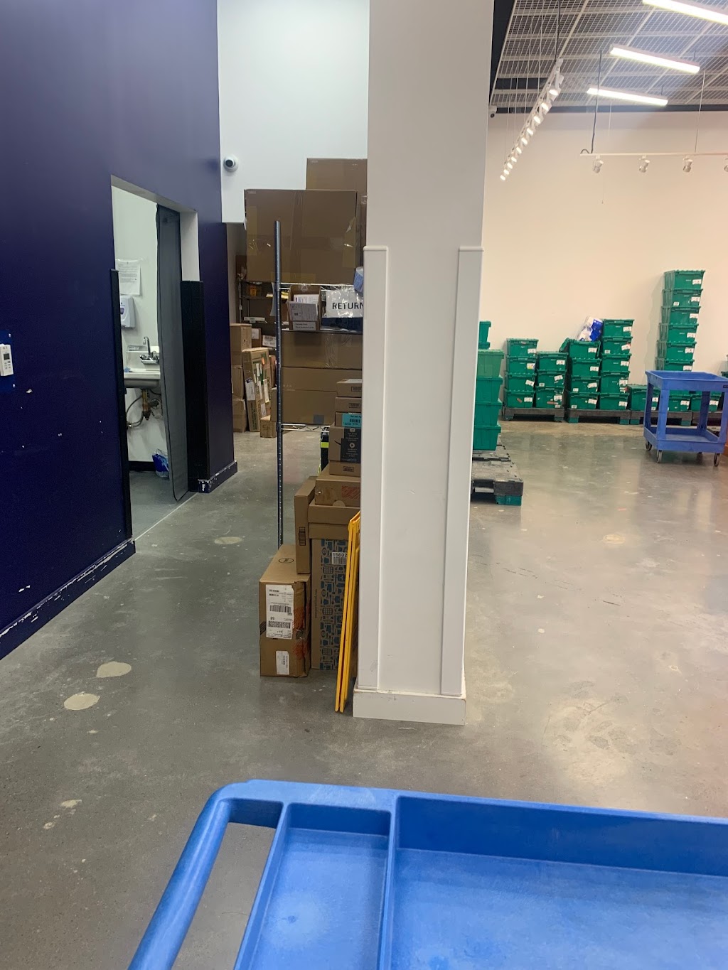PenguinPickUp | 93 Peter St, Toronto, ON M5V 2G4, Canada | Phone: (647) 694-5041