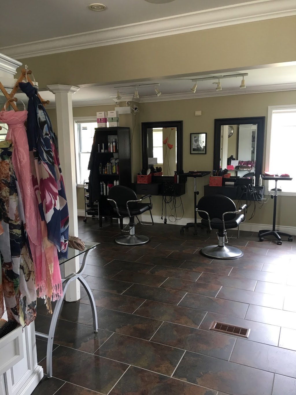 Jackies Hair Studio | hair care | 1041 Brant St, Burlington, ON L7R 2K1, Canada | 9053333003 OR +1 905-333-3003