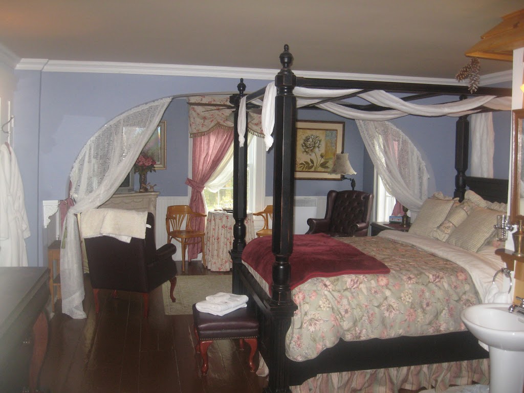 Domaine Les Boisés Lee Farm (B&B)(Circa1810) | 20 Boulevard Notre-Dame O, Stanstead, QC J0B 3E2, Canada | Phone: (819) 876-5115