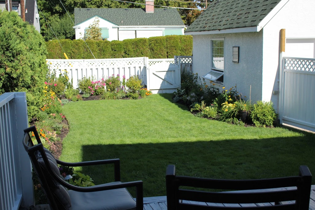 Abbott Lakehouse Bed and Breakfast | 1875 Abbott St, Kelowna, BC V1Y 1B6, Canada | Phone: (250) 470-9493