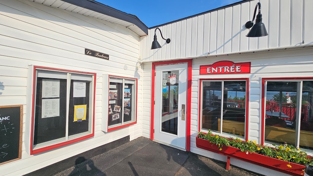 Le Bateau | 246 Rue des Forgerons, Tadoussac, QC G0T 2A0, Canada | Phone: (418) 235-4427