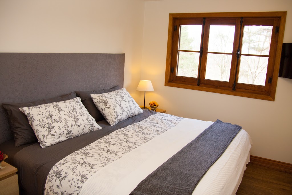 Hillsdale Log Cabin B&B | 15 Albert St W, Hillsdale, ON L0L 1V0, Canada | Phone: (705) 984-2235