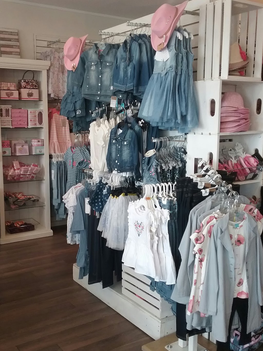Peggy Sues At The Landing | 308 Gower Point Rd, Gibsons, BC V0N 1V0, Canada | Phone: (604) 886-3818