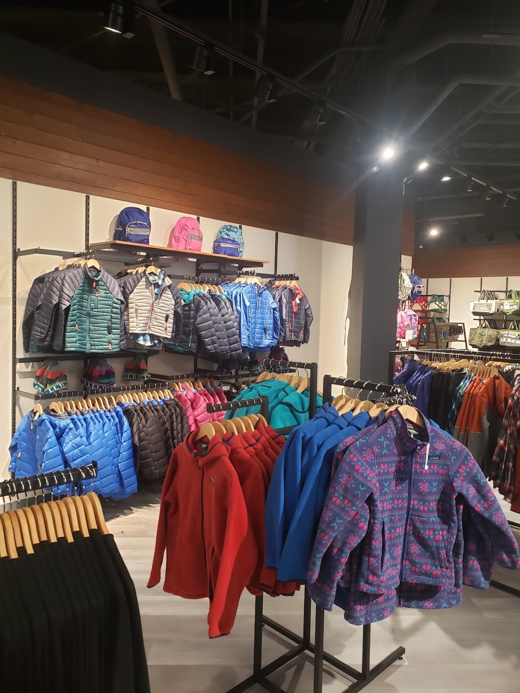 L.L.Bean | Oakville Place, 240 Leighland Ave Unit #165, Oakville, ON L6H 3H6, Canada | Phone: (289) 837-1152