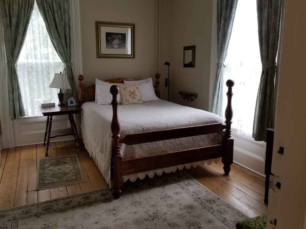 Bluenose Lodge | 10 Falkland St, Lunenburg, NS B0J 2C0, Canada | Phone: (902) 634-8851