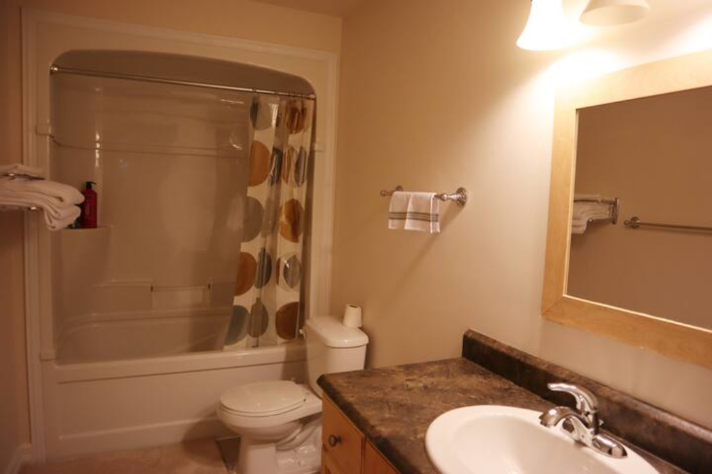 哈利法克斯民宿 | 786 Basinview Dr, Bedford, NS B4A 3N4, Canada | Phone: (902) 989-2609