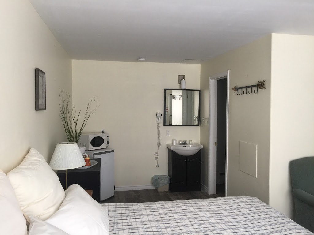 LAKESIDE INN | 86 Creighton St S, Orillia, ON L3V 1B2, Canada | Phone: (705) 325-2514