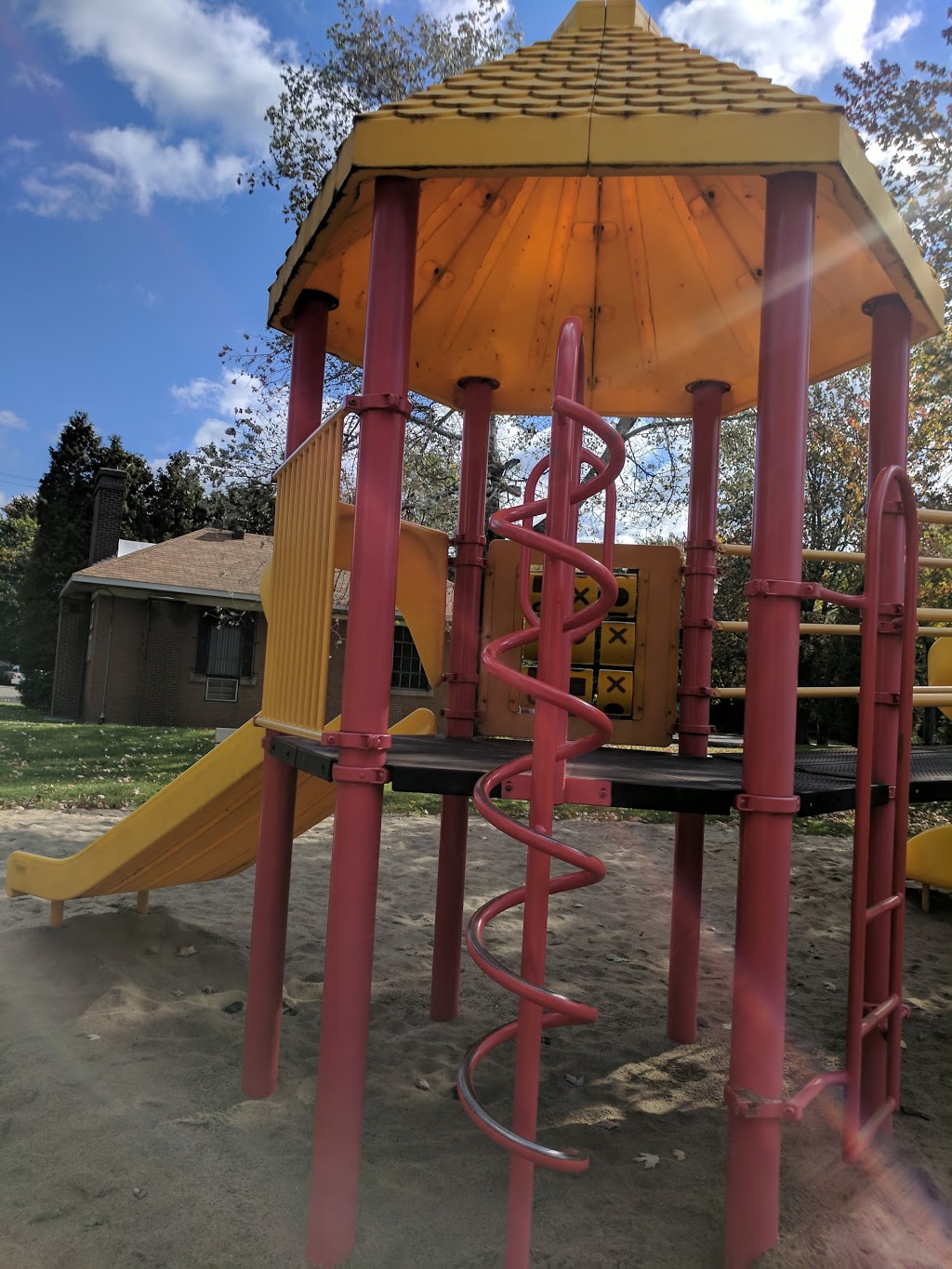 St-Charles Park | 72 Avenue Saint-Charles, Dorval, QC H9S 3T3, Canada | Phone: (800) 463-5060