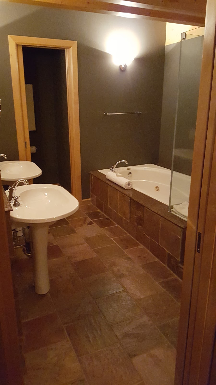 Azuridge Hotel | Foothills No. 31, AB T0L 1W0, Canada | Phone: (403) 931-0100