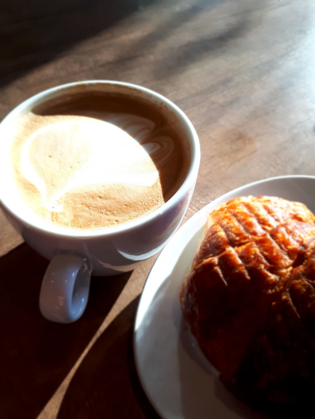 ES Café | 1365 Route des Rivières #110, Saint-Nicolas, QC G7A 2V6, Canada | Phone: (418) 836-9324