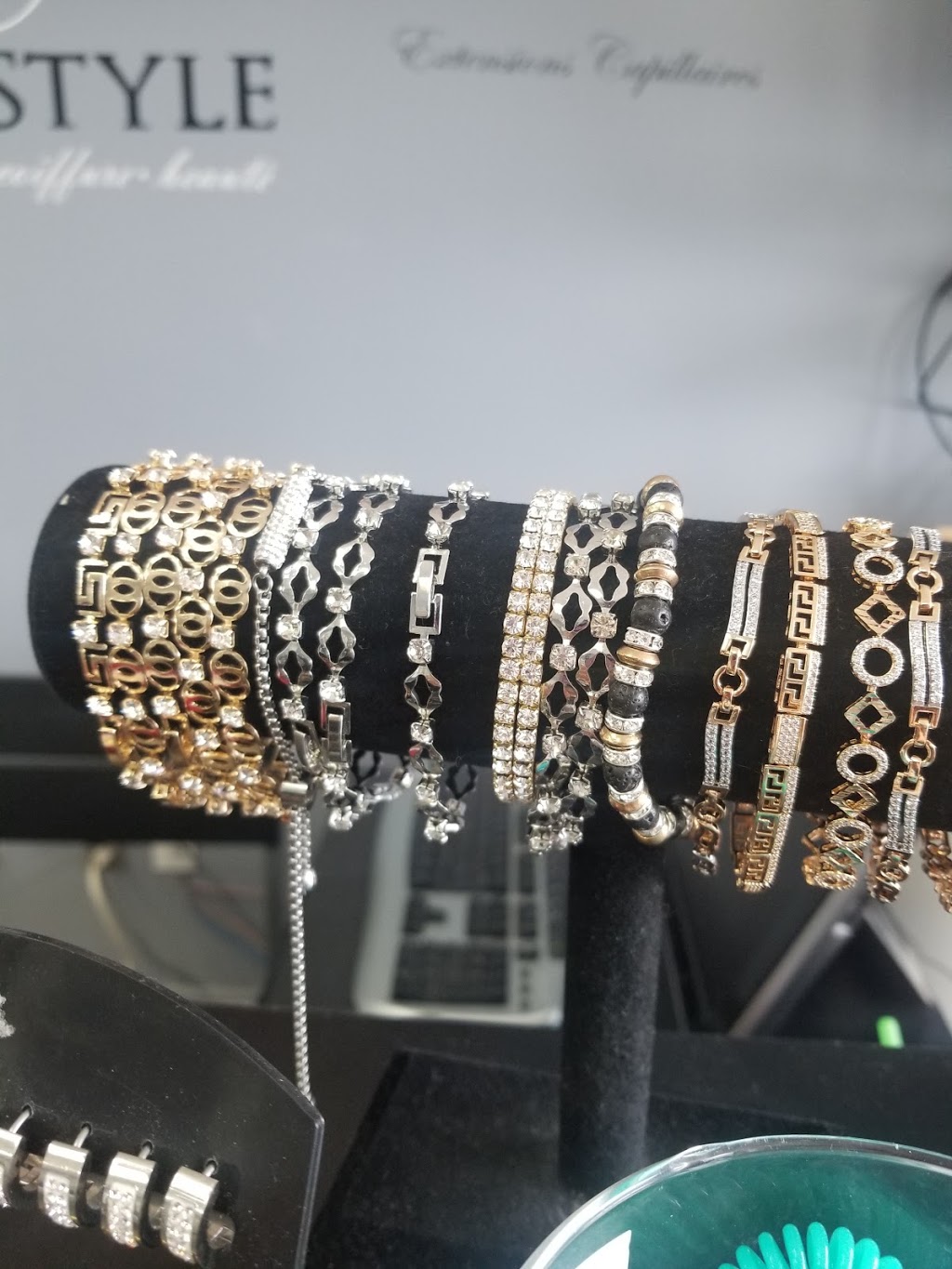 Coiffure Beauté J Style | 286 Boulevard Curé-Labelle, Sainte-Thérèse, QC J7E 2X7, Canada | Phone: (450) 951-8877