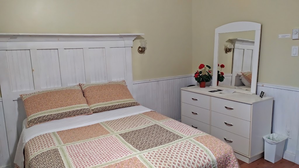 Hotel Sous La Croix | 3 Rue Sous la Croix, Tadoussac, QC G0T 2A0, Canada | Phone: (418) 235-2022