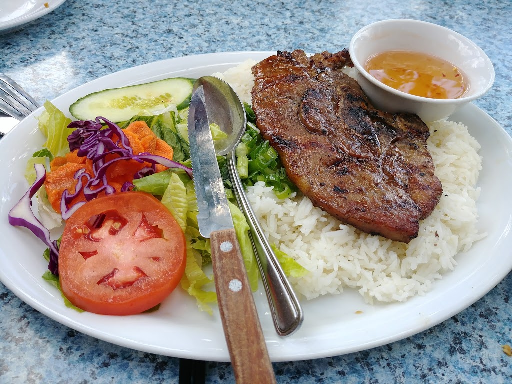 Restaurant Hoai Huong | 5485 Avenue Victoria, Montréal, QC H3W 2P9, Canada | Phone: (514) 738-6610