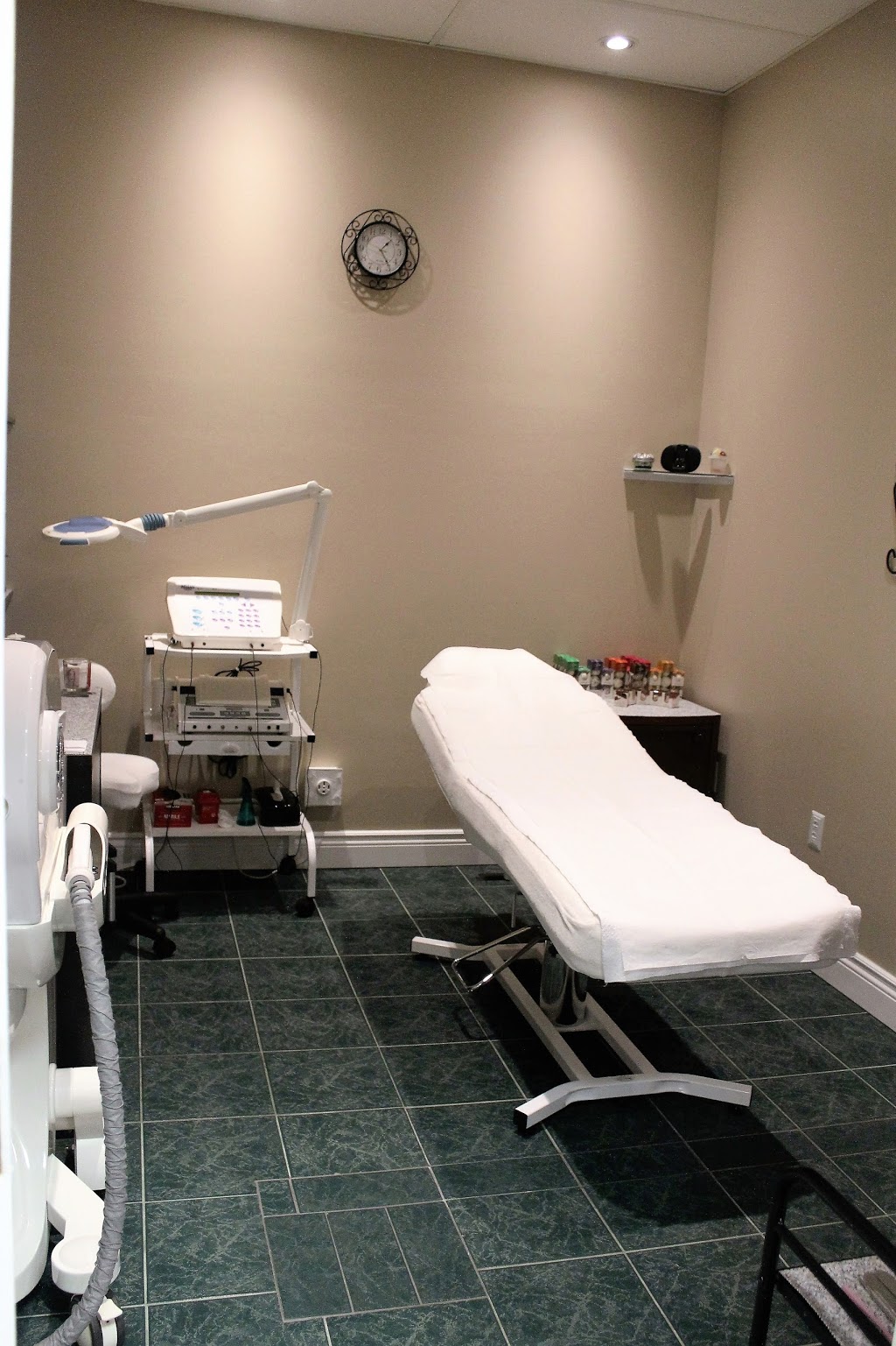 Sylvias Studio | 29 Niagara Park, Kingston, ON K7K 7B4, Canada | Phone: (613) 531-7989