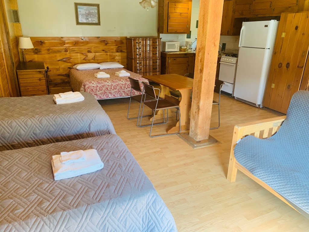 Pine Crest Motel & Cabins | 1288 Barton Orleans Rd, Barton, VT 05822, USA | Phone: (802) 525-3472