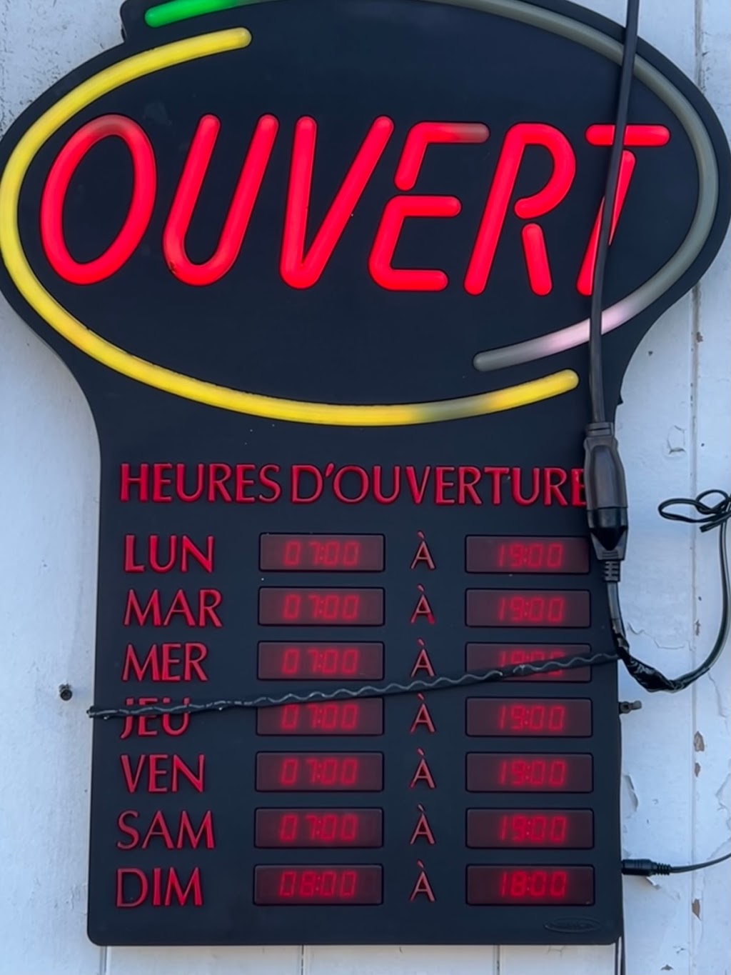 Lave Auto Marcel Laurin | 360 Blvd. Marcel-Laurin, Saint-Laurent, QC H4M 2L4, Canada | Phone: (514) 744-7358