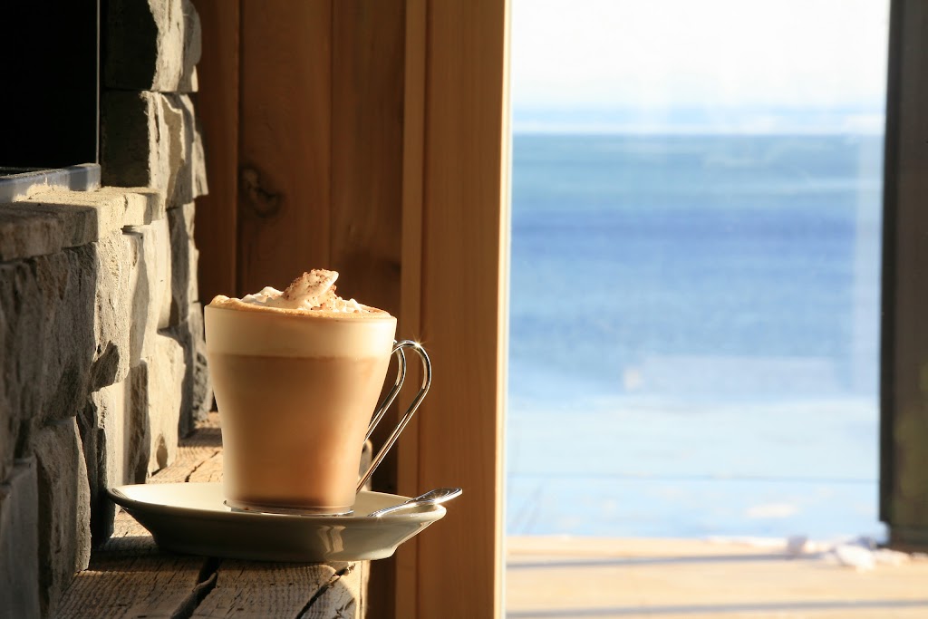 Auberge des Eaux Vives | 39 Rue de la Greve, La Malbaie, QC G5A 2R3, Canada | Phone: (418) 665-4808