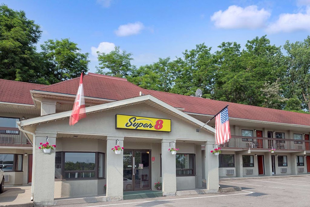 Super 8 by Wyndham Niagara Falls North | 4009 River Rd, Niagara Falls, ON L2E 3E4, Canada | Phone: (905) 356-0131
