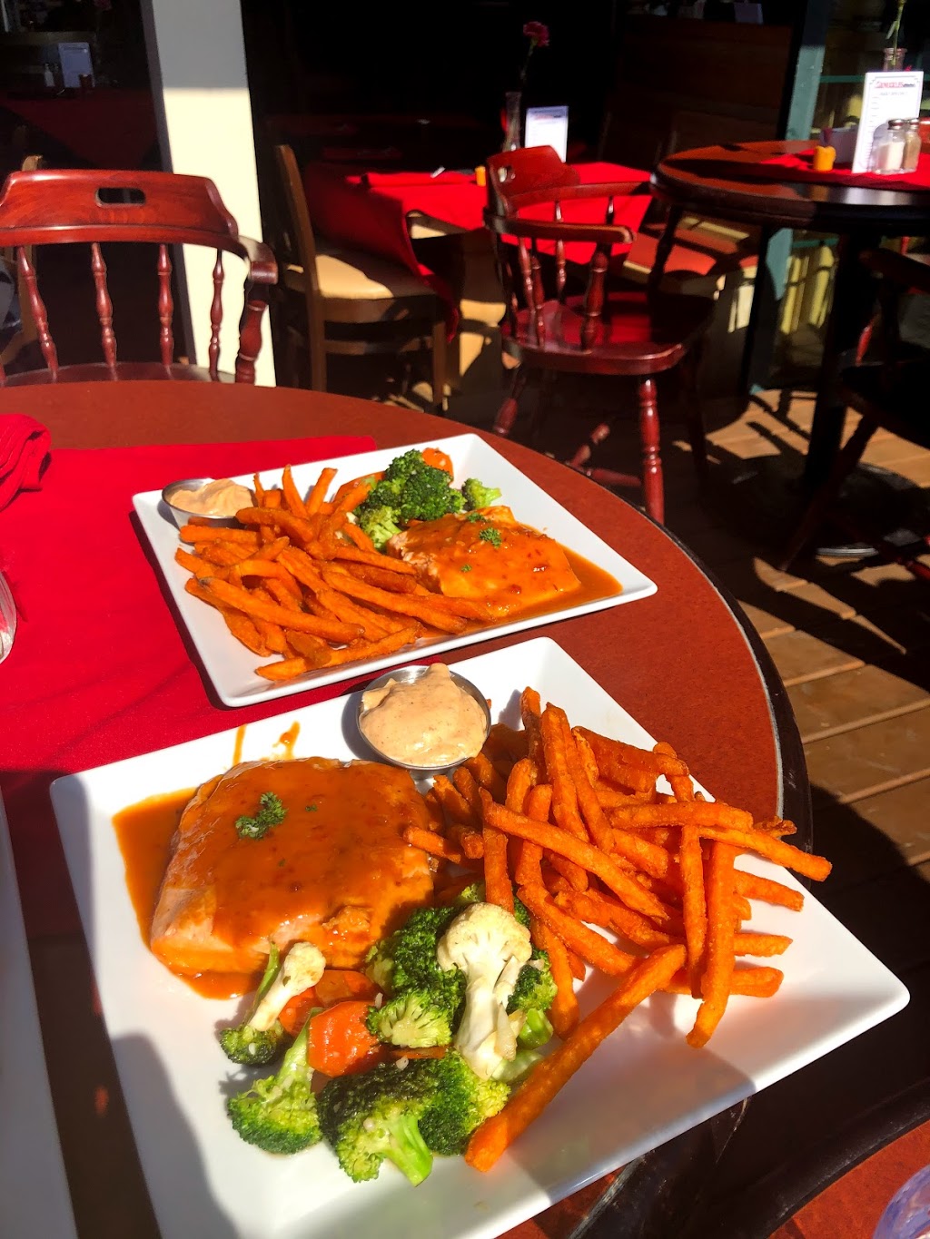 Knuckles Bar & Grill | 15057 Marine Dr #100, White Rock, BC V4B 1C4, Canada | Phone: (604) 531-0646
