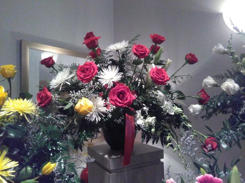 Scentimental Flowers | 183 McArthur Ave, Vanier, ON K1L 6P6, Canada | Phone: (613) 744-1234