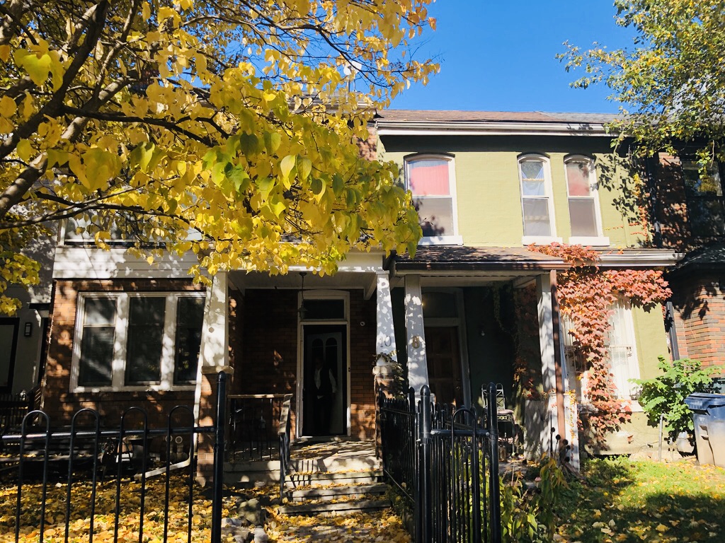 Burrow Inn By Urban North Inns | 10 Sullivan St, Toronto, ON M5T 1B9, Canada | Phone: (416) 591-5359